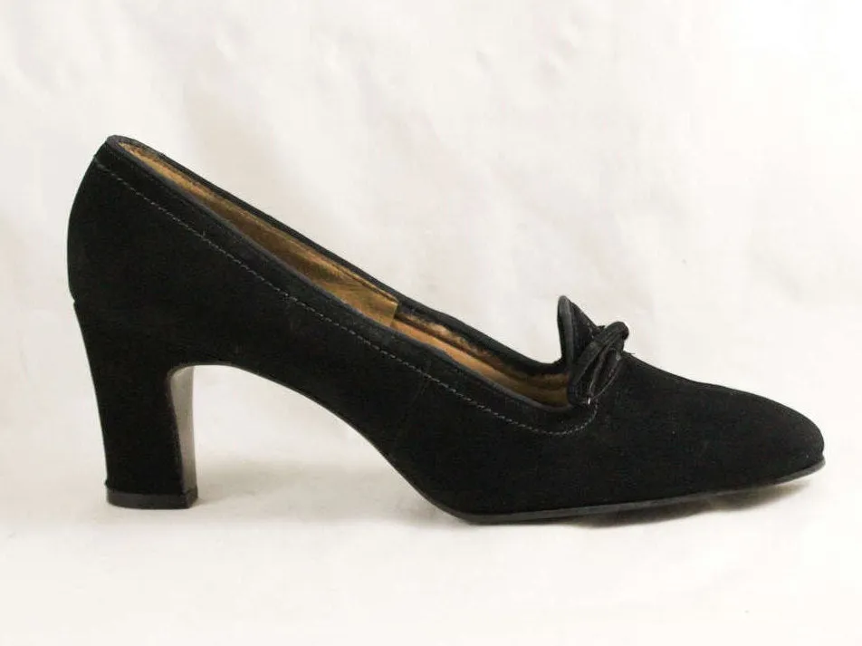 Size 8 Black Shoes - Chic 1960s Audrey Style Suede Pumps - Unworn 8AA Narrow Mod Shoes - Modernist Bows - Gorgeous 60s NOS Deadstock